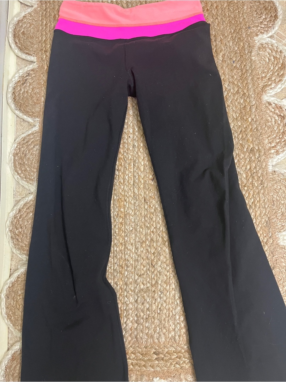 Sz 6 Lululemon Black Groove Flared Pant with Pink & Peach Waistband - Picture 2 of 9